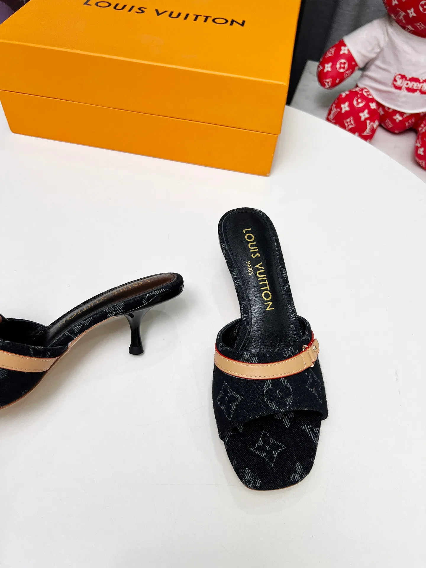 👟👟Ex-factory price 440👟👟 LV new denim kitten heel slippers 2025 summer must-have for goddesses, original replica, super comfortable on the feet. Show off the queen's temperament, the heel height is 5.5CM, which shows your temperament without being tiring. Standard code: 35-42 (41 and 42 codes are customized, non-returnable and non-exchangeable)